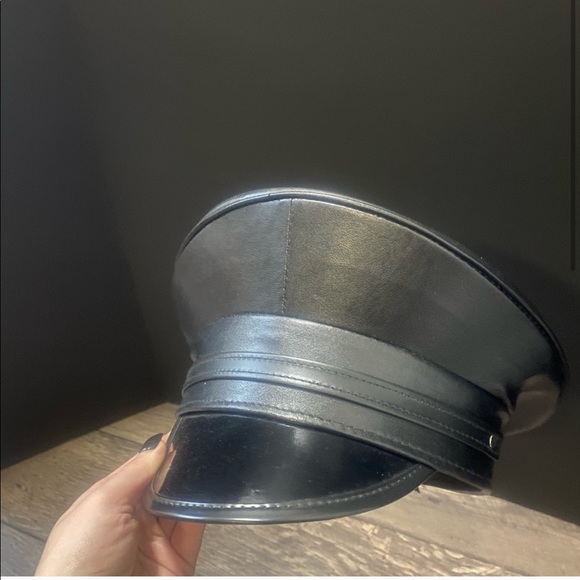 Matte and vinyl captains hat - Picture 2 of 4